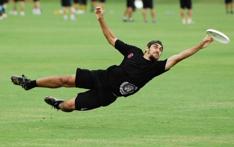 DUDE Clothing - Ultimate Frisbee Catch - Lay out