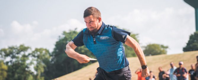 An image of a man playing on Disc golf tournament open 2018